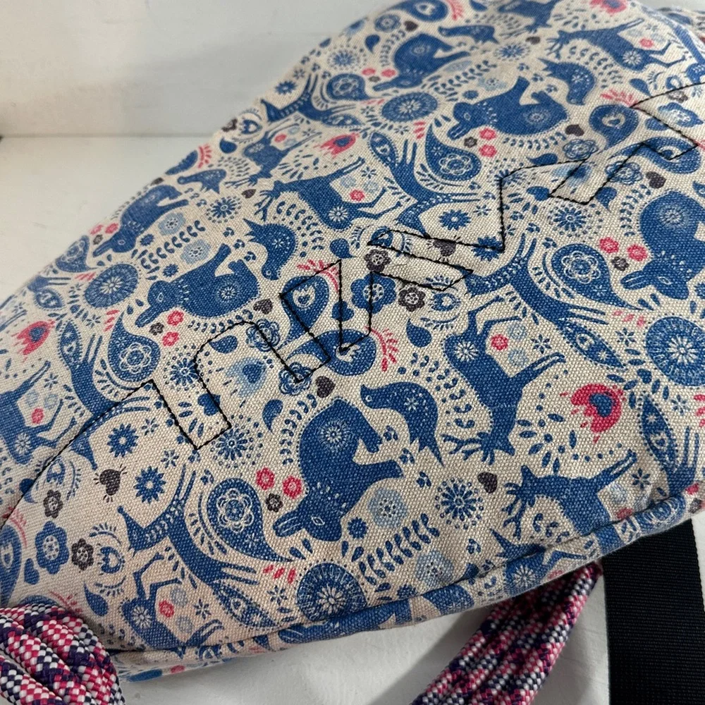 Kavu Geometric Triangle Sling Backpack Royal blue animals on cream Cream